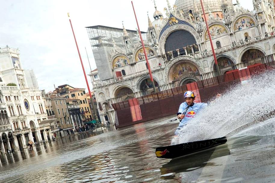 In Europa ci sono luoghi famosi per il surf ma c&#39; chi  riuscito nell&#39;impossibile: fare wakeboard in Piazza San Marco. (Ansa)